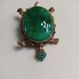 Green turtle brooch